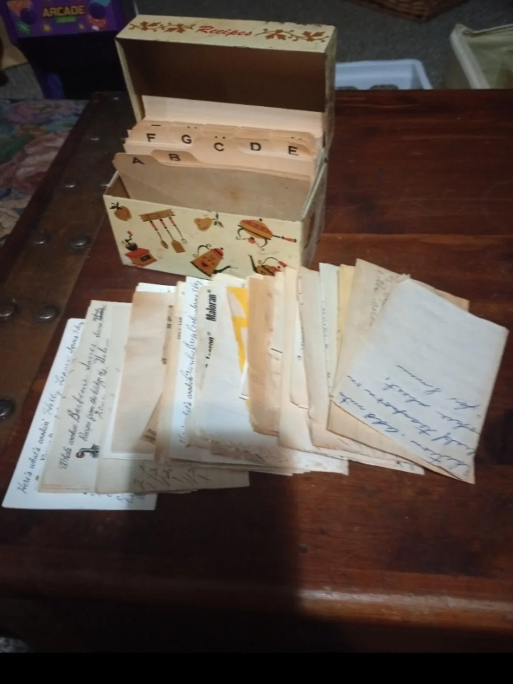 Cream Vintage Recipe Card File Box with Decorative Kitchen Motif